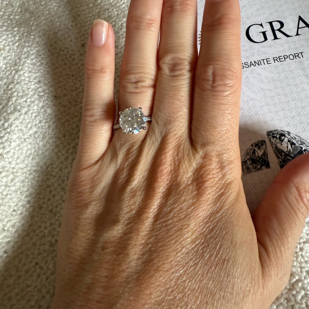 Elegant Silver Ring with Clear Gemstone